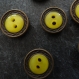 8 très jolis boutons vintage ronds jaunes avec cerclage en bronze - 14 mm