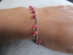 Bracelet fin et élégant, fine chaine argentée et breloques, perles rose fuschia
