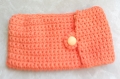 Pochette orange au crochet pour smartphone . 
