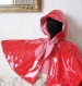 La cape-capuche de pluie doublée du chaperon rouge t 4-6  ans 