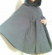 Veste cape romantique à large capuche en drap de laine-polyester (type caban ) gris doublée de noir 