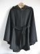 Veste-cape romantique à large capuche en laine noire , fermeture crochet laiton ou brandebourg 