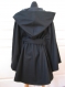 Veste-cape romantique à large capuche en laine noire , fermeture crochet laiton ou brandebourg 