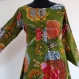 Longue tunique femme en coton kaki imprimé exotic multicolore, col rond et boutons 