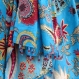 Tunique femme mi longue, en coton bleu lumineux imprimé à fleurs fleurs paisley et grand chale assorti 