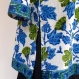 Longue tunique kurta blanche imprimée block print à motifs fleurs vert et bleu 