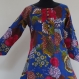 Longue tunique femme en coton bleu imprimé exotic multicolore, col rond et boutons 