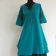 Longue tunique femme en coton bleu-vert uni , col rond et boutons sur le devant 