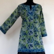 Longue tunique kurta verte imprimée block print à motifs fleurs bleues 