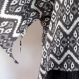 Tunique ample blanche grise et noire , africa, en coton imprimé ethnique ikat 