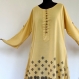 Longue tunique femme en viscose beige imprimée motifs éthniques noirs col rond et boutons à brides 