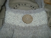 Sac besace évasé en laine tricoté main taupe et beigeavec gros bouton en bois 