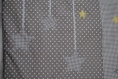 Couverture bébé, thème étoiles, taupe, touches de jaune, pour robin 