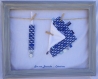 Cadeau de naissance: doudou carré étiquettes et attache sucette assorti baleines bleues 