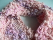 Echarpe rose et blanche tricotée main 
