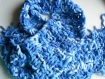 Echarpe bleue et blanche tricotée main 