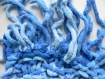 Echarpe bleue et blanche tricotée main 