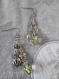 B609- boucles d'oreilles en métal argenté comprenant une perle en verre lampwork transparente avec de petites roses incrustées 