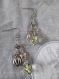 B609- boucles d'oreilles en métal argenté comprenant une perle en verre lampwork transparente avec de petites roses incrustées 