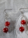 B495- boucles d'oreilles en métal argenté avec deux perles en verre rouge de style fantaisie 