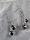 B689- boucles d'oreilles en métal argenté avec deux perles en verre lampwork transparente et noire de style fantaisie 