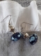 B796- boucles d'oreilles en métal argenté avec une perle lampwork en verre bleu marine translucide de style fantaisie 