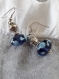 B796- boucles d'oreilles en métal argenté avec une perle lampwork en verre bleu marine translucide de style fantaisie 