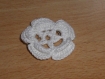 Broche en crochet, de coton blanc en forme de fleur 