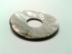 Connecteur anneau nacre gris pâle irisé marron diamètre 6 cm 