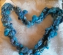 Col bijou en laine fantaisie bleue filée, tricotée et teintée main 