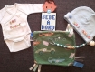Soldes lot spécial cadeau de naissance bébé fille ou garçon: bonnet, body, attache tétine, pancarte de voiture et doudou 
