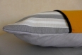 Housse de coussin, 40x60cm . imprimé "tapissier" et safran, séparé par passepoil 
