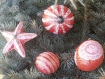 Décorations de noël (boules et étoile) incrustation dentelle ancienne sur fond rouge