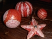 Décorations de noël (boules et étoile) incrustation dentelle ancienne sur fond rouge