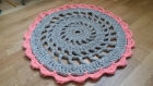 Grand tapis fleur en crochet rose et gris 