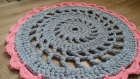 Grand tapis fleur en crochet rose et gris 