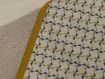 Sortie de bain et gant assorti en éponge beige et tissus de coton motifs géométriques 