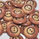 B39e3r / mercerie boutons ronds plastique marron en dégradé 28mm vendus à l'unité 