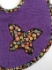 Bavoir en eponge violet fleur et papillon 