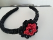 Serre tête headband rigide habillé au crochet avec des sacs plastique noirs,fleur crochetée noir/rouge 
