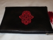 Jolie pochette zippée en simili-cuir noir , avec broderie marocaine 