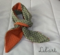 Petit foulard réversible à dessins vintage orange et verts 