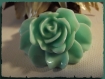 Broche fleur vert tendre résine acrylique 