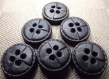 6 boutons noir mat avec décor 14 mm * 2 trous * 1,4 cm black button 