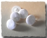6 boutons blanc avec décor en léger relief * 14 mm 4 trous 1,4 cm white button mercerie 