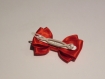 Barrette plastique 4 cm avec petit noeud papillon en tissu satin rouge 