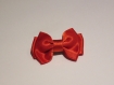 Barrette plastique 4 cm avec petit noeud papillon en tissu satin rouge 