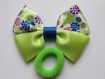 Chouchou élastique mousse avec noeud papillon en tissu satin vert anis et imprimé fleurs 