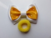 Chouchou élastique mousse avec noeud papillon en tissu satin blanc et jaune à petits pois blancs 