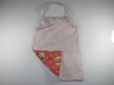 Serviette élastiquée et sac intégré pour enfant en tissu ou bavoir ! 